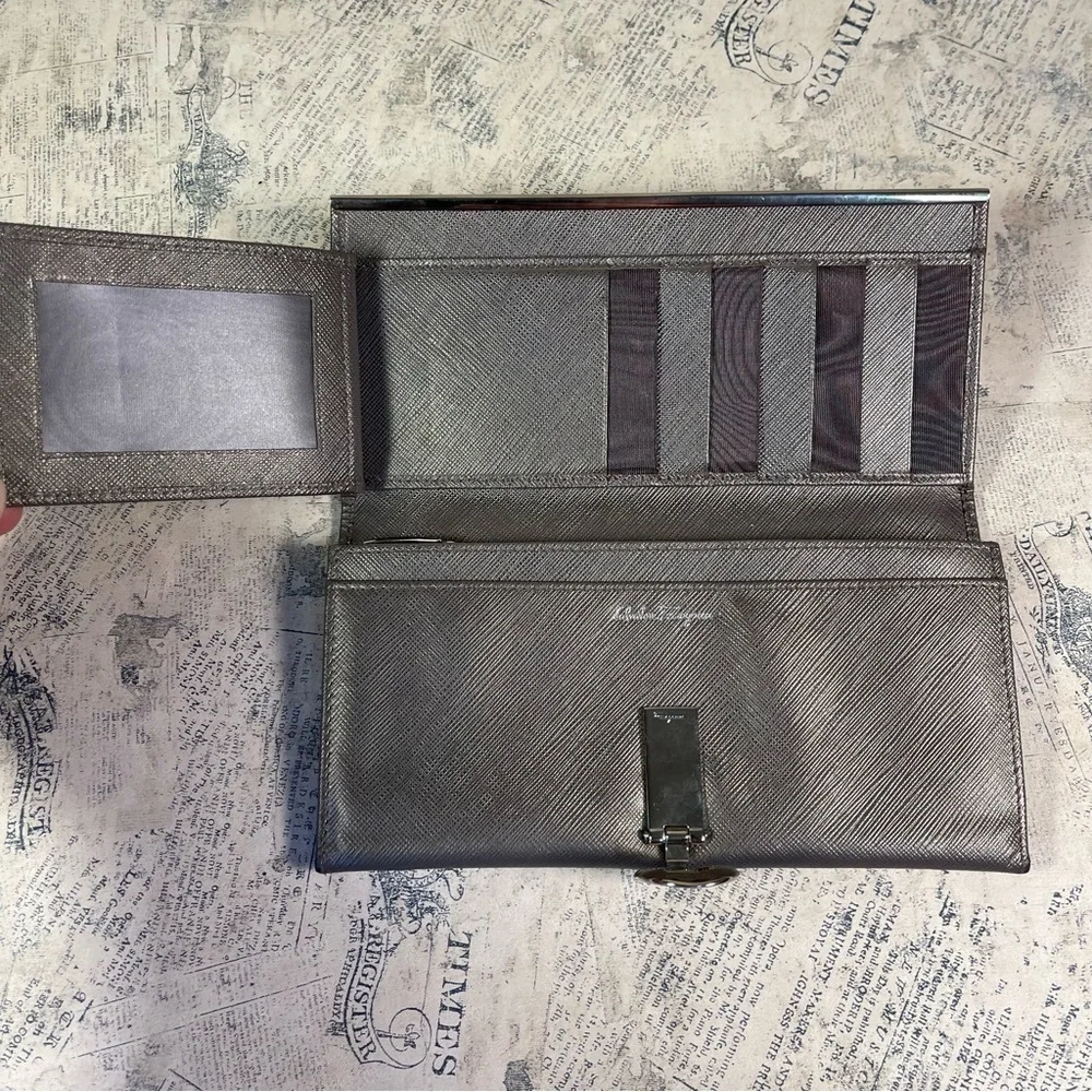 Salvatore Ferragamo Gancini Continental Leather Wallet GJ224633 Made in Italy